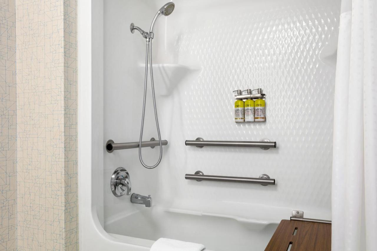 Suite - Hearing and Disability Accessible with Bath Tub