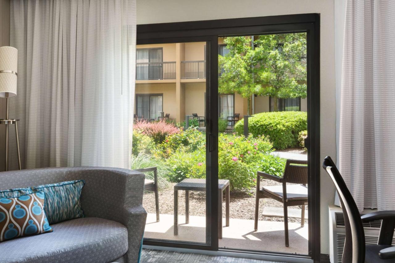 Guestroom Two Queens with Balcony and Courtyard View